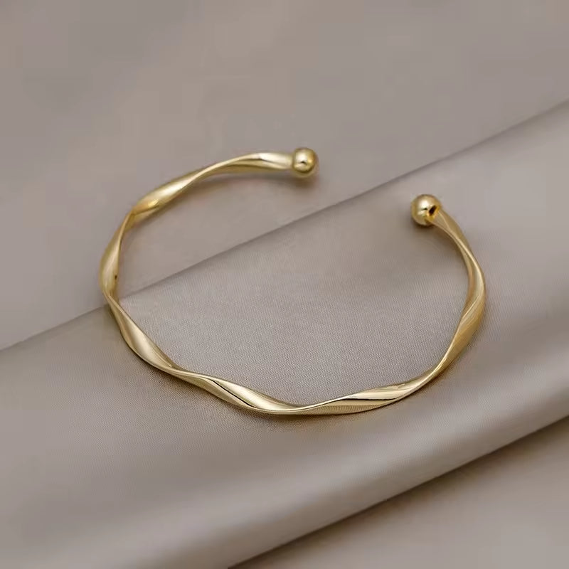 Mobius Twist Bangle Bracelet (Gold) – Minimalist Fashion Jewelry for Men & Women