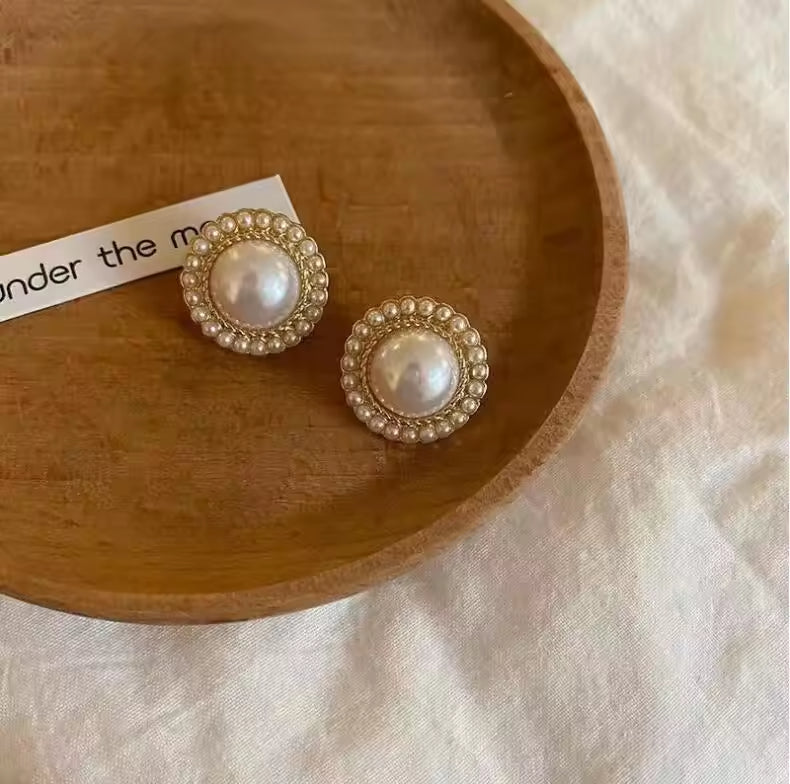 Retro Round Pearl Earrings – Vintage-Inspired Elegance