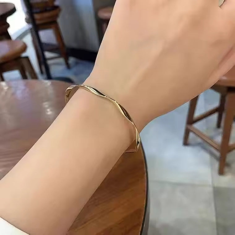 Mobius Twist Bangle Bracelet (Gold) – Minimalist Fashion Jewelry for Men & Women