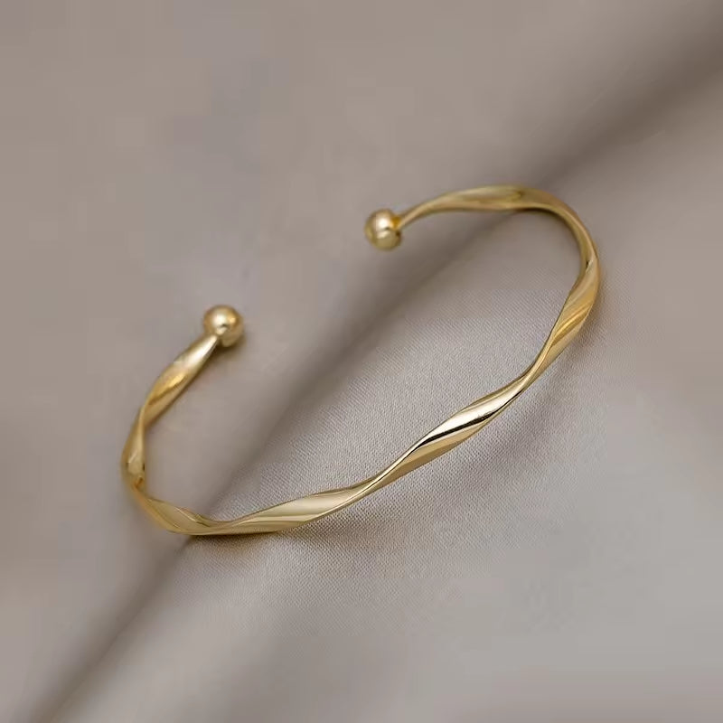 Mobius Twist Bangle Bracelet (Gold) – Minimalist Fashion Jewelry for Men & Women