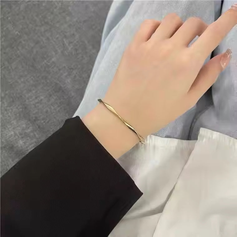 Mobius Twist Bangle Bracelet (Gold) – Minimalist Fashion Jewelry for Men & Women